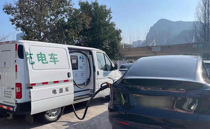 东兰汽车搭电
