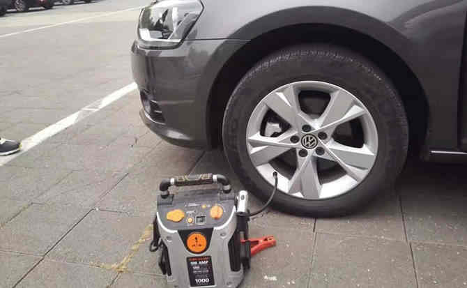 东兰汽车搭电案例